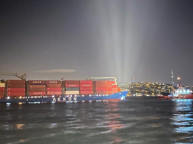 Gemi makine arızası verdi, İstanbul Boğazı trafiğe kapatıldı