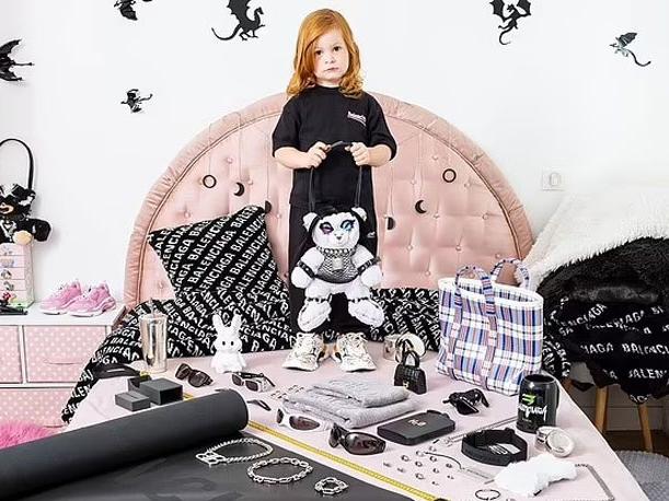 Balenciaga'nın reklam kampanyasına tepki: Seks oyuncaklarına benzetildi