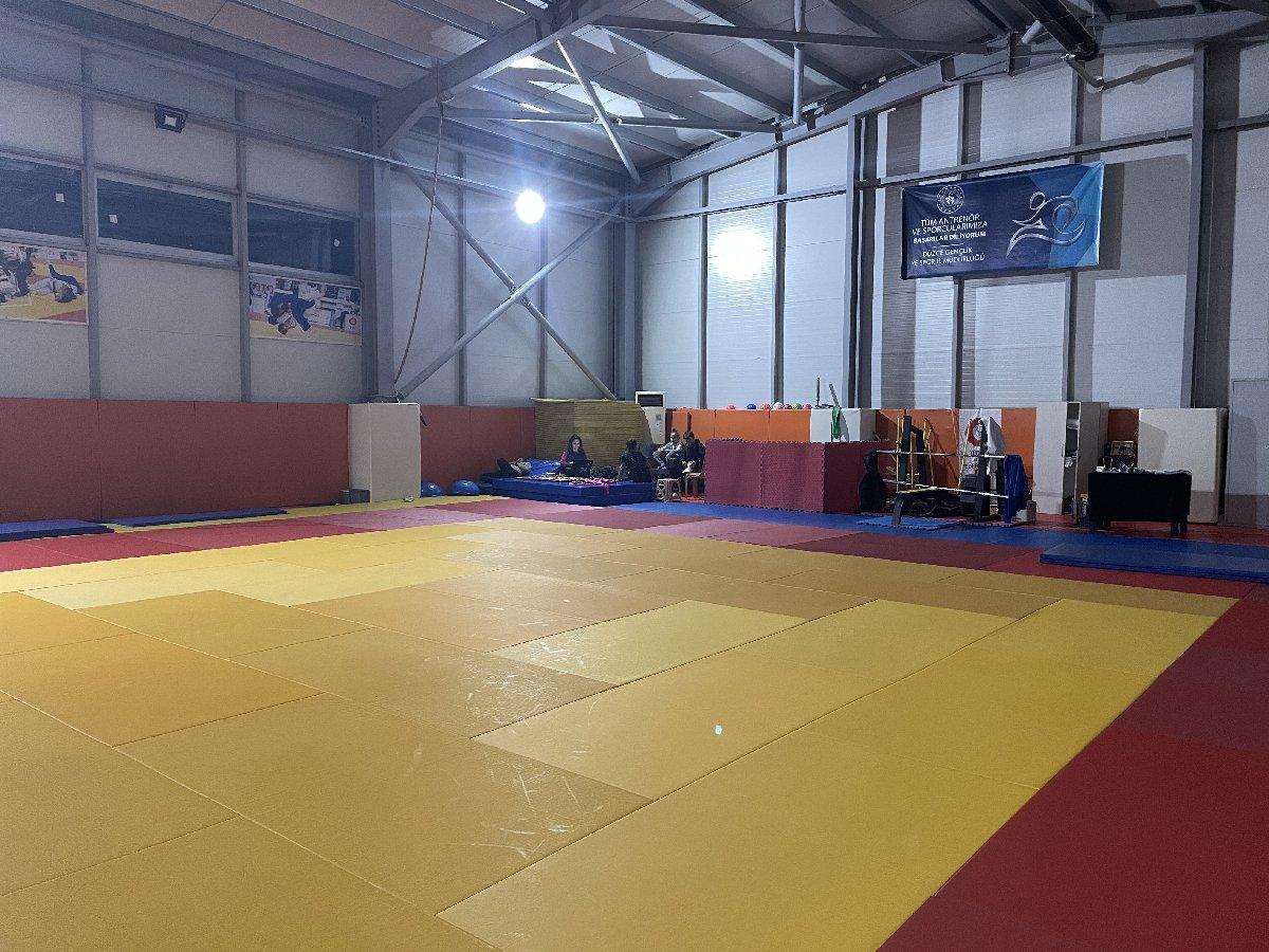 Düzce'de vatandaşlar gençlik merkezlerinde misafir ediliyor