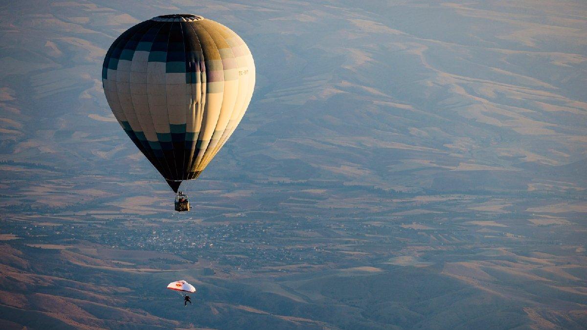 Kapadokya'da 2 bin 600 metre yükseklikten atlayarak bir ilki gerçekleştirdi