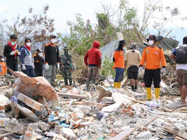 Endonezya'da bir çocuk depremden 2 gün sonra enkazdan çıkarıldı