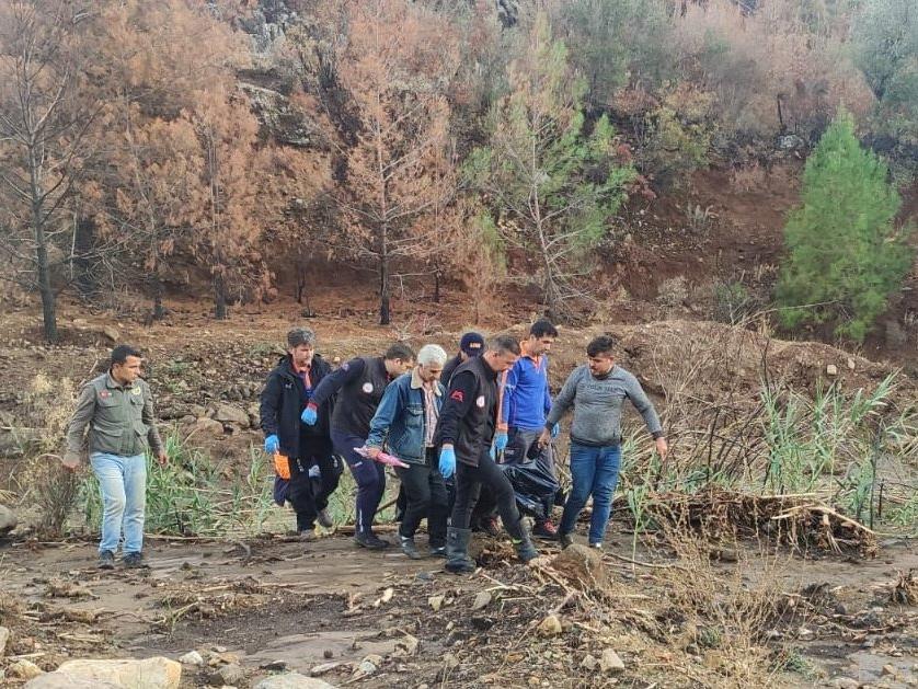 Mersin'de sağanak: Sele kapılan kadının cesedi bulundu