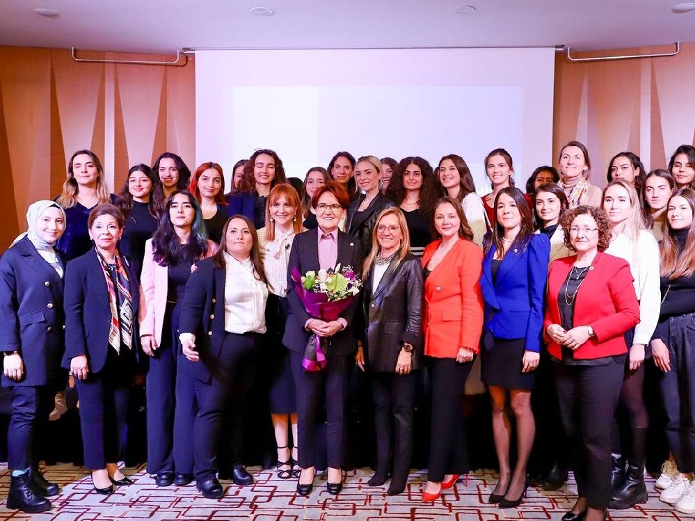 Akşener, Türk Üniversiteli Kadınlar Derneği'nin etkinliğine katıldı