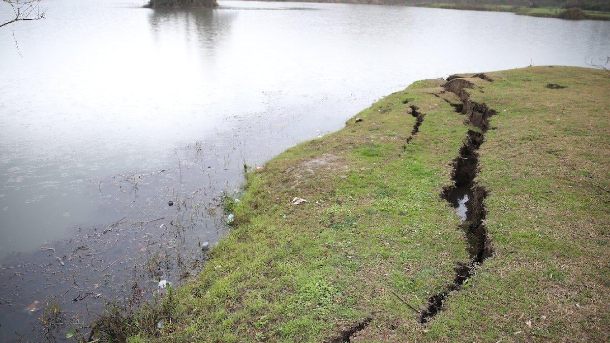 Düzce'de deprem sonrası oluşan toprak kırılmaları görüntülendi