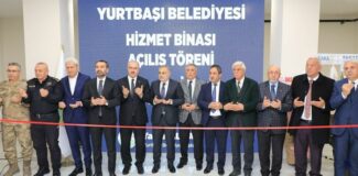 Elazığ Valisi, AKP İl Başkanı ile belediye binası açılışı yaptı