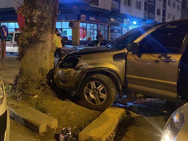 Kütahya'da alkollü sürücü, polisten kaçtığı ciple ağaca çarptı