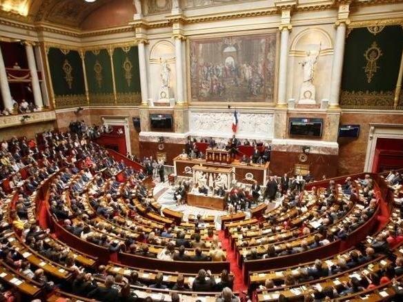 Fransa'da hükümet, yasa tasarısının oylanmadan geçmesi için yetki kullandı
