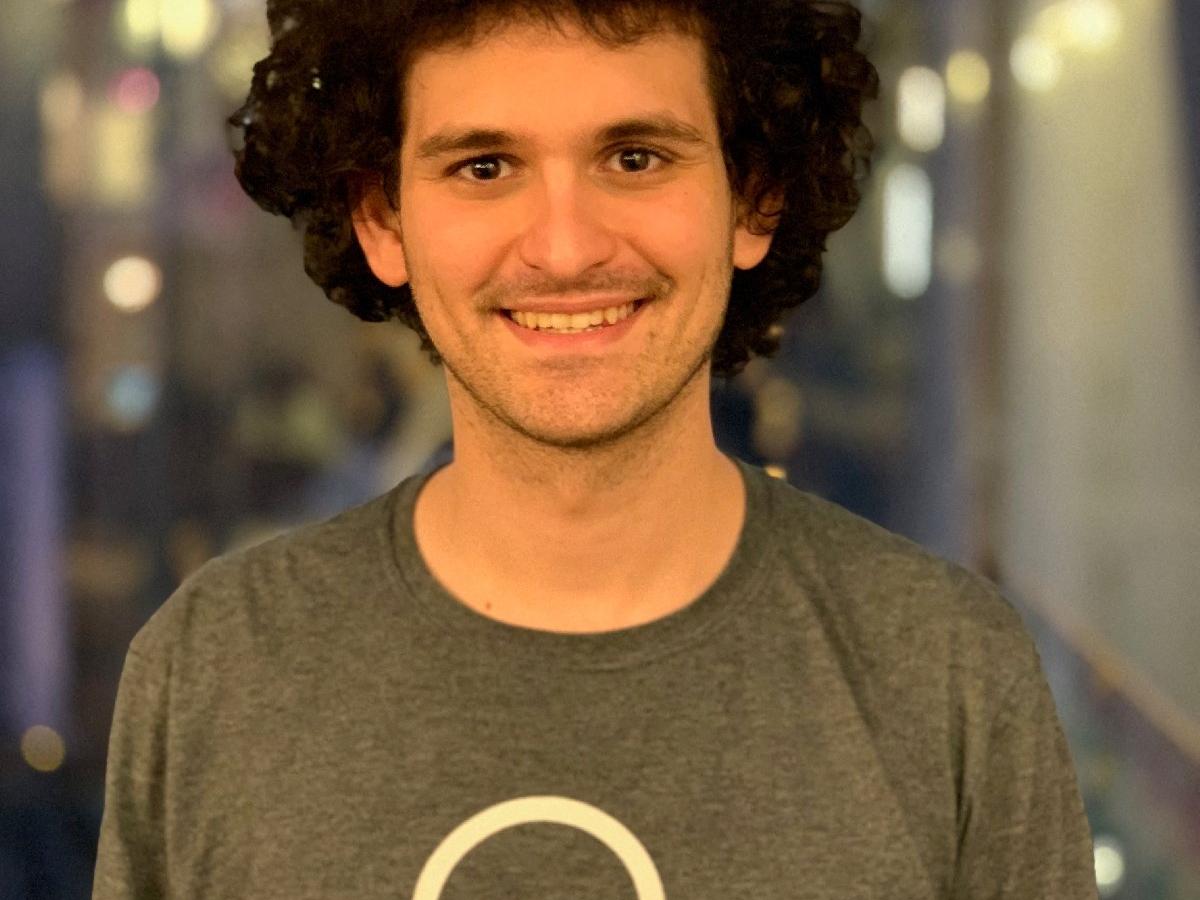 FTX CEO'su Sam Bankman-Fried insanları nasıl kandırdı: İşte o tişört ve saç stilinin sırrı