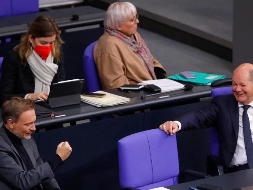 Alman Parlamentosu'nda 'Buz Devri': Vekiller ofislerinde paltoyla oturuyor