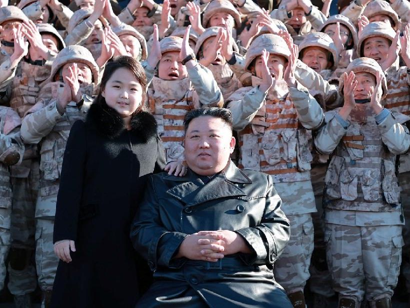 Kuzey Kore liderinin kızıyla nükleer törenlere katılması iddiaları güçlendirdi: 'Yeni lider olabilir'