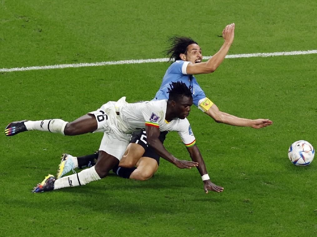 Uruguay'ın yıldızı Cavani, Dünya Kupası'ndan elenme sinirini VAR'dan çıkardı!