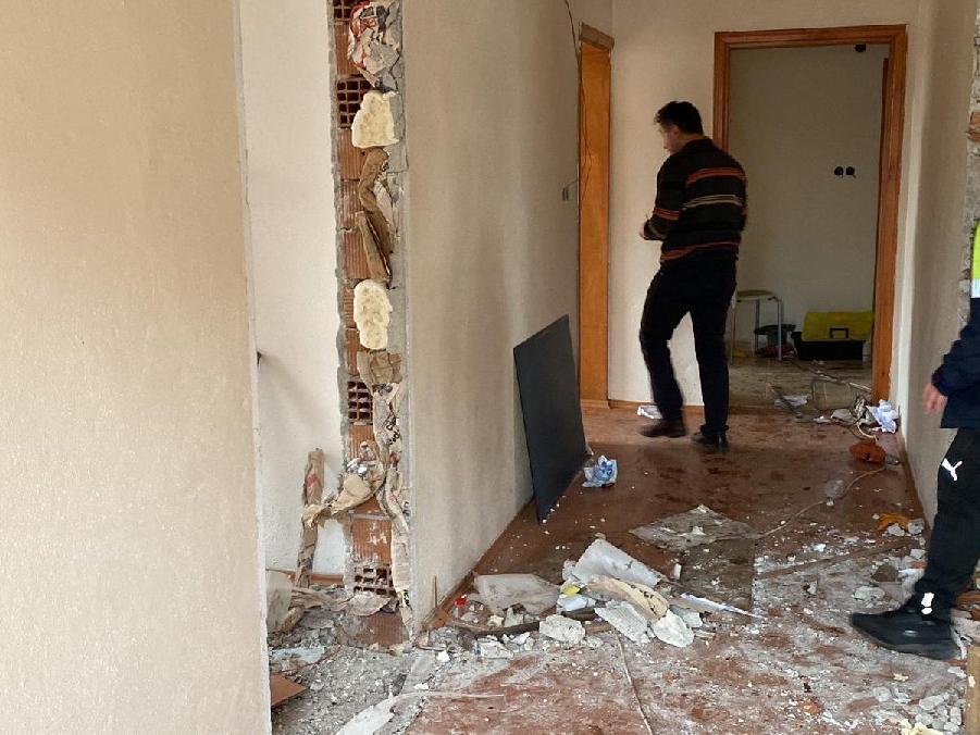 Düzce'de depremde ağır hasar gören binaların yıkım işlemi sürüyor