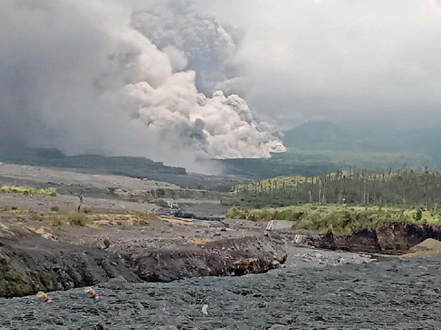 Endonezya'da yanardağ alarmı! 2 bin kişi tahliye edildi