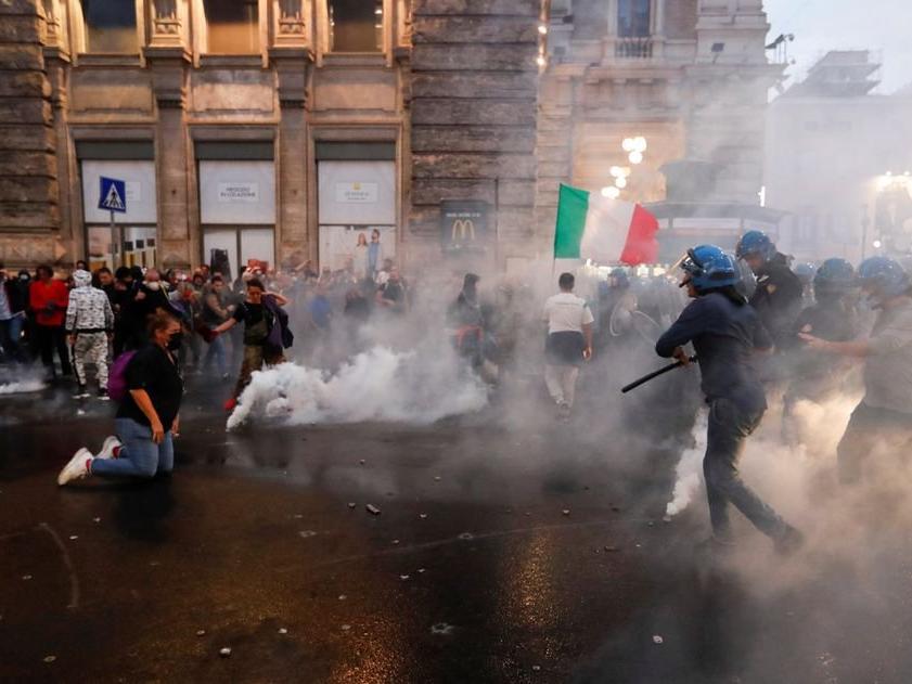 İtalya'da karşıt görüşlülerin gösterileri sırasında olay çıktı