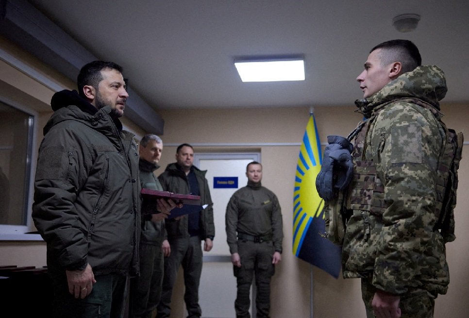 Zelenskiy, Rusya'yla savaşın ön cephesi Donetsk'e gitti