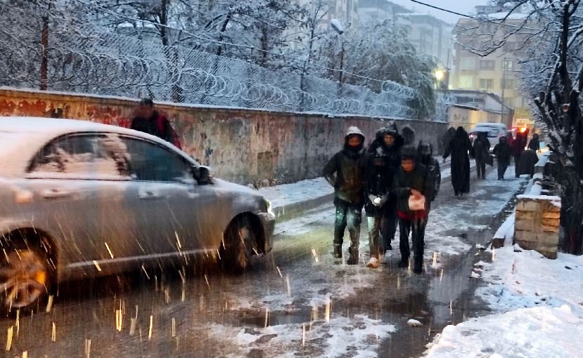 Hava durumu hızla değişti, öğrenciler kar altında okullarına gitti