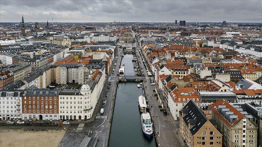 Danimarka, pozitif vakalara zorunlu karantina uygulamasını kaldırdı