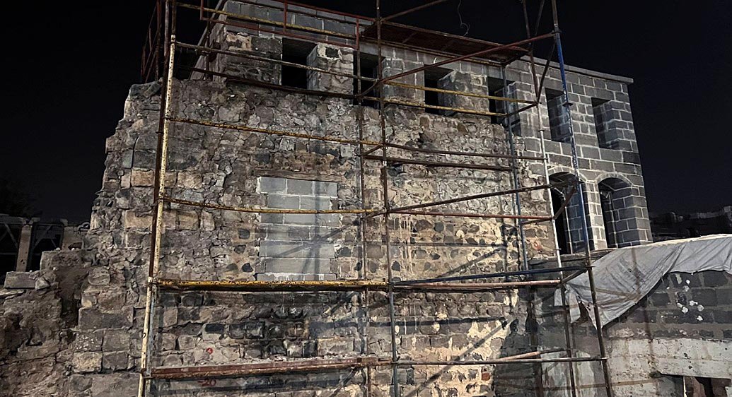 500 yıllık tarihi evin penceresini kaldırım taşıyla kapattılar