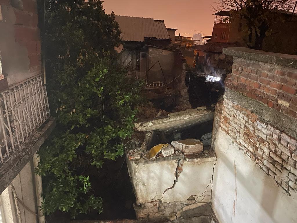 Evinin bitişiğindeki binada meydana gelen göçükte mahsur kalan kadın kurtarıldı