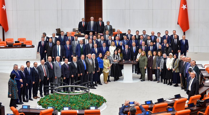 AKP'li vekiller sıraya girerek bakanları kutladı