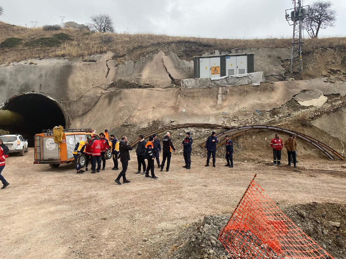 Kop Dağı'nda yapımı süren tünelde göçük: 5 işçi yaralandı