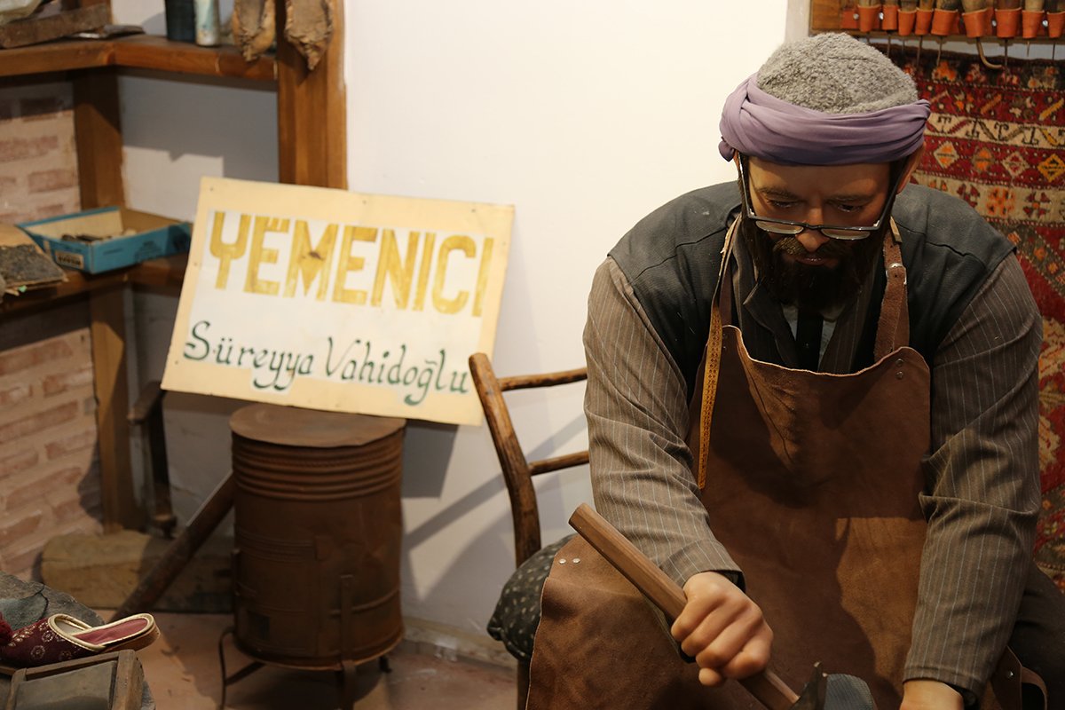 Geçmişin izini taşıyan iş yeri tabelaları