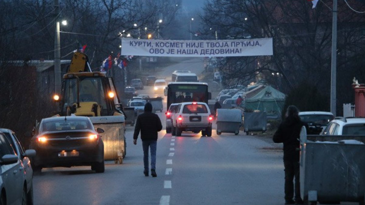 Kosova’nın kuzeyindeki en büyük barikatın kaldırılmasıyla yol trafiğe açıldı