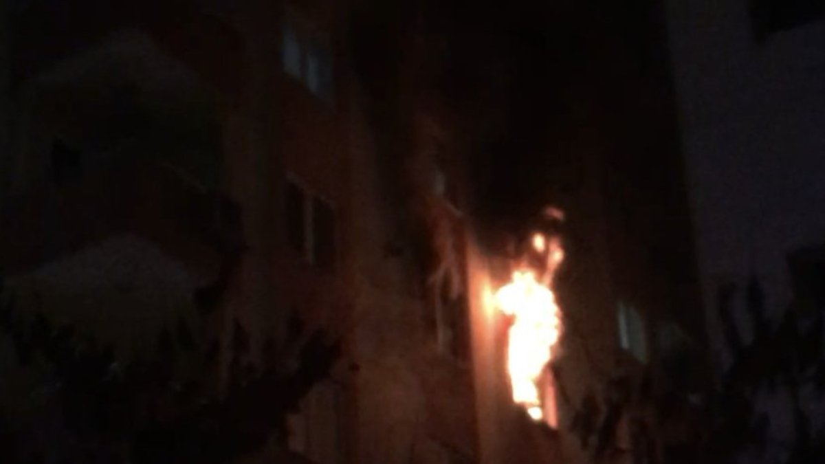 Sancaktepe'de binada yangın: Mahsur kalanlar kurtarıldı