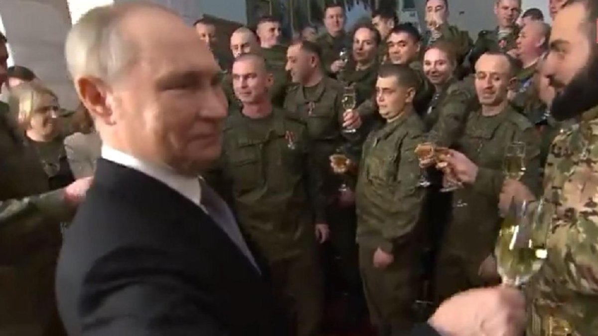 Putin askerleriyle şampanya içip mesaj verdi