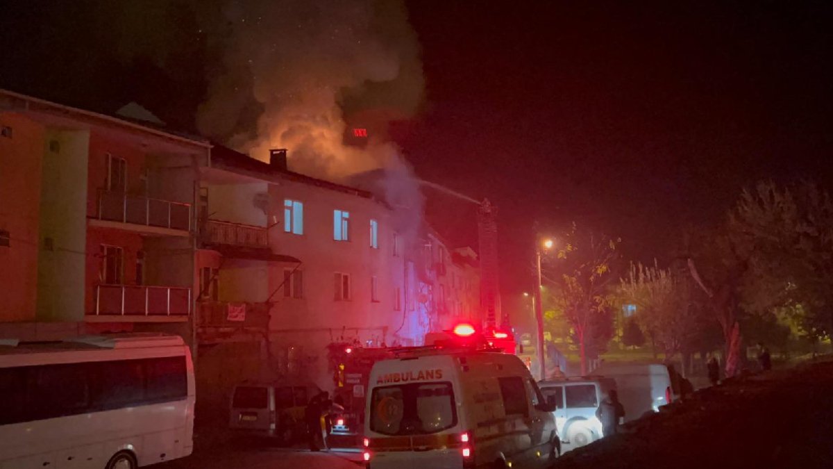 Bursa'da 3 katlı binada korkutan yangın