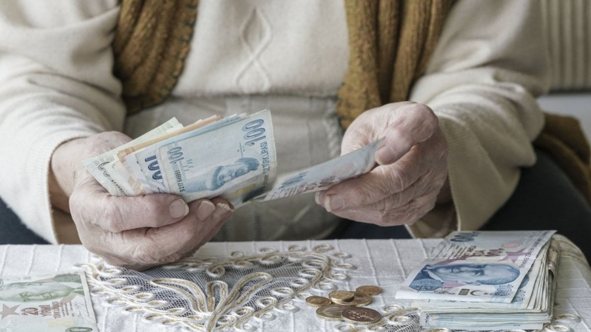 Emeklilerden aylıklarına asgari ücret oranında artış talebi