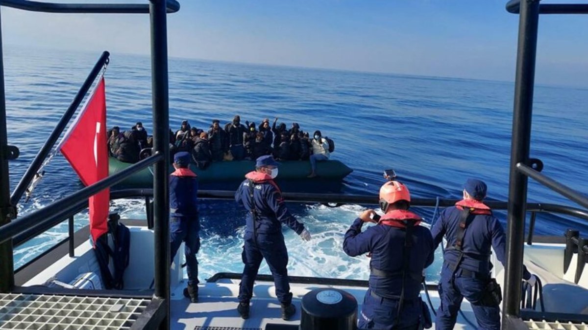 İzmir'de 113 kaçak göçmen kurtarıldı, 37 kaçak göçmen yakalandı