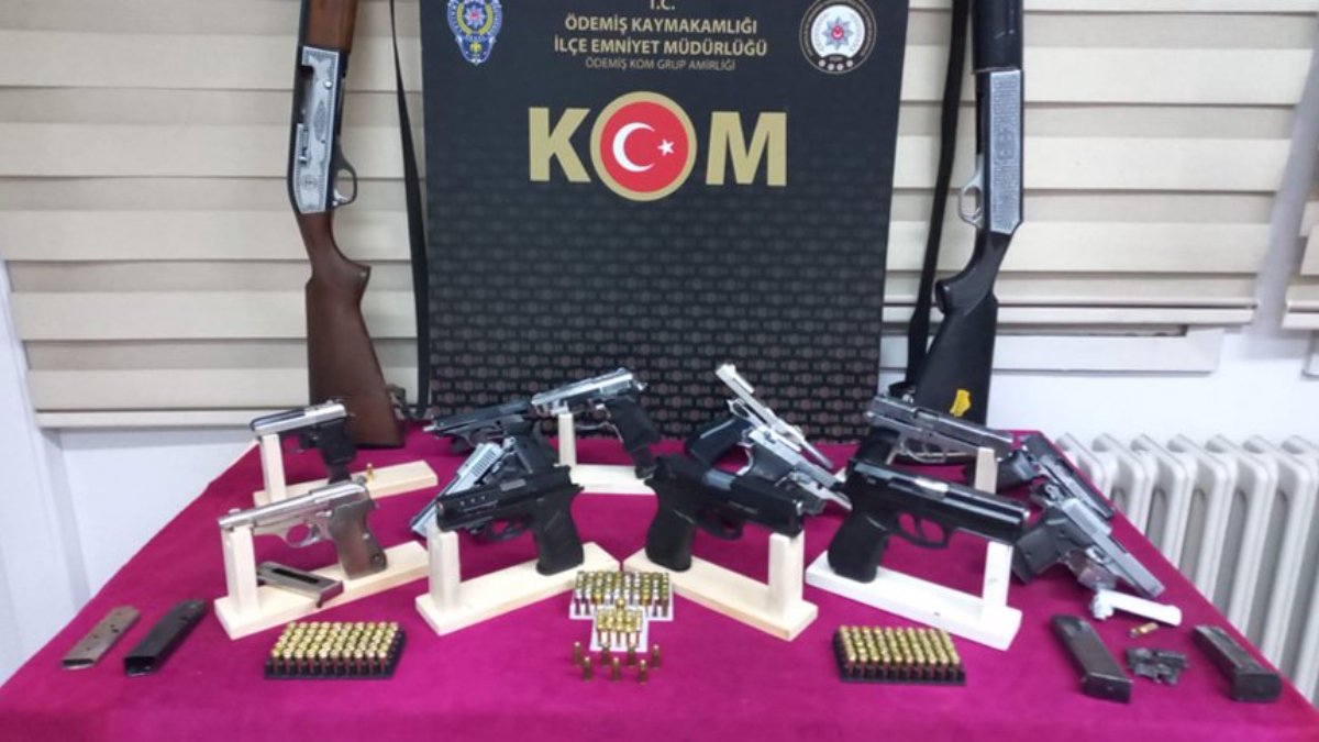 İzmir'de çok sayıda kurusıkıdan bozma tabanca ele geçirildi
