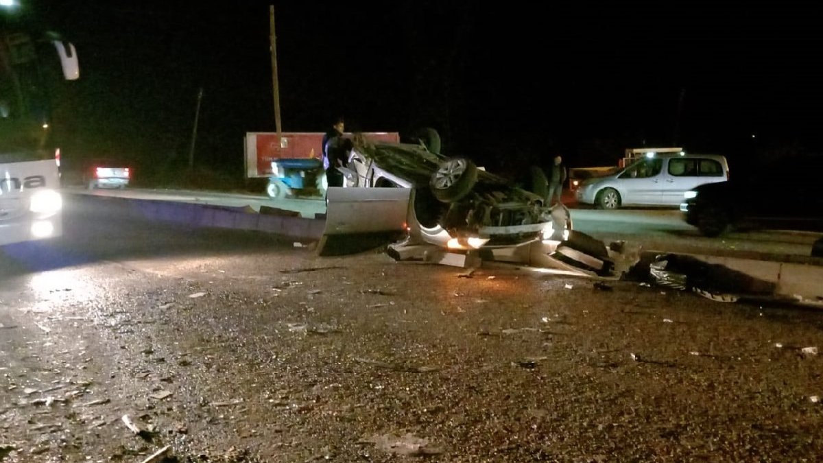 Yolcu minibüsü ile otomobil çarpıştı: 13 yaralı