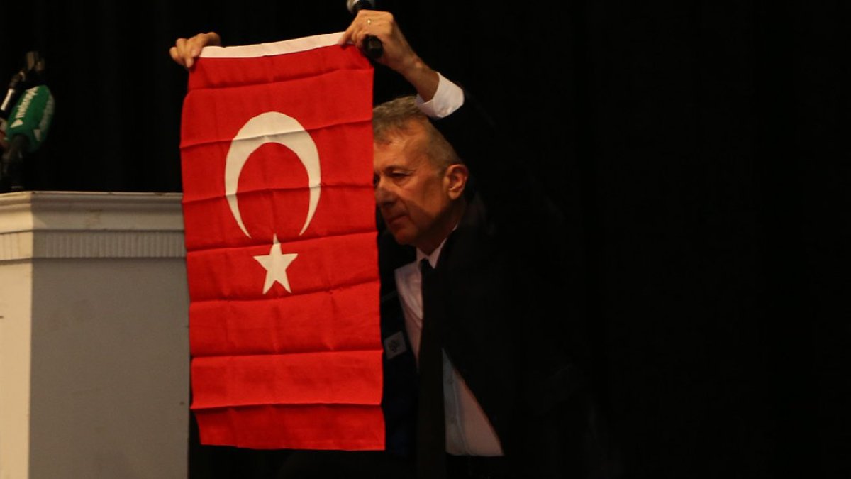 Türk bayrağının önünde diz çöktü, il başkanı seçildi