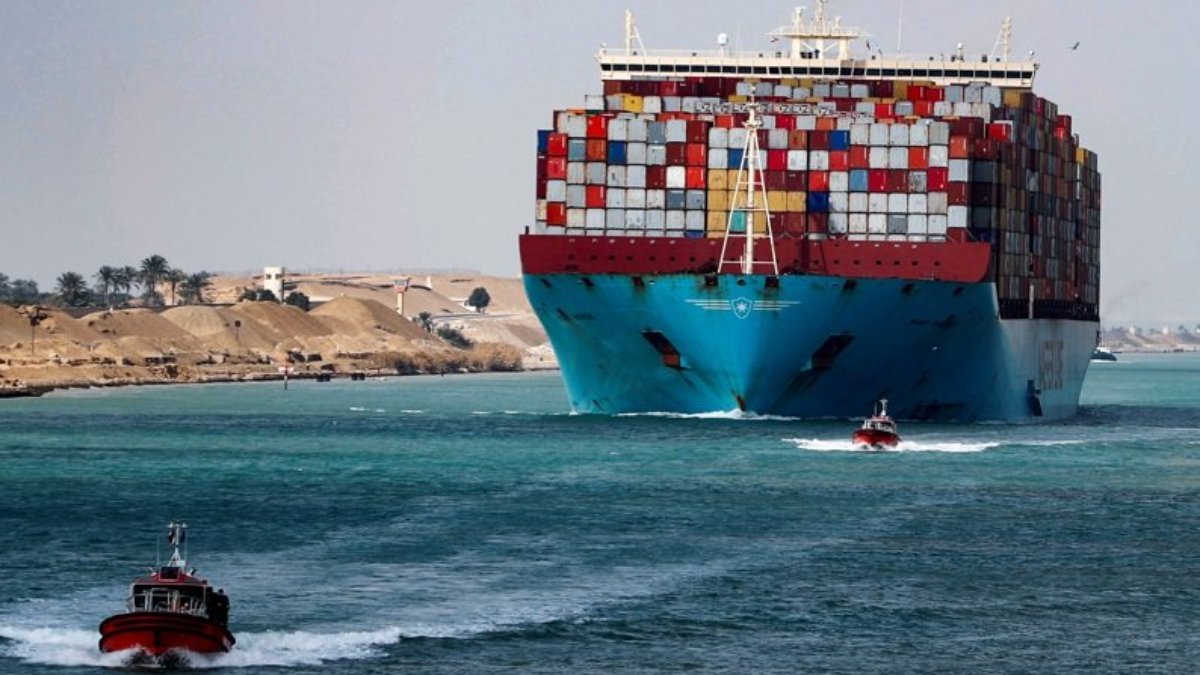 Süveyş Kanalı'nda yeni kriz: Yük gemisi karaya oturdu