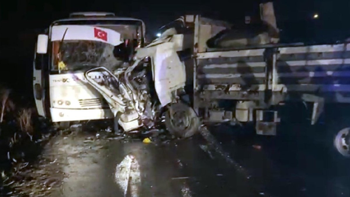 Servis midibüsü kamyonetle çarpıştı: 1 ölü, 20 yaralı