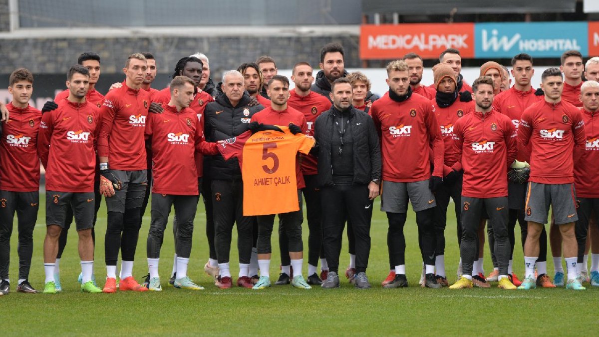 Galatasaray antrenmanında Ahmet Çalık unutulmadı Sözcü