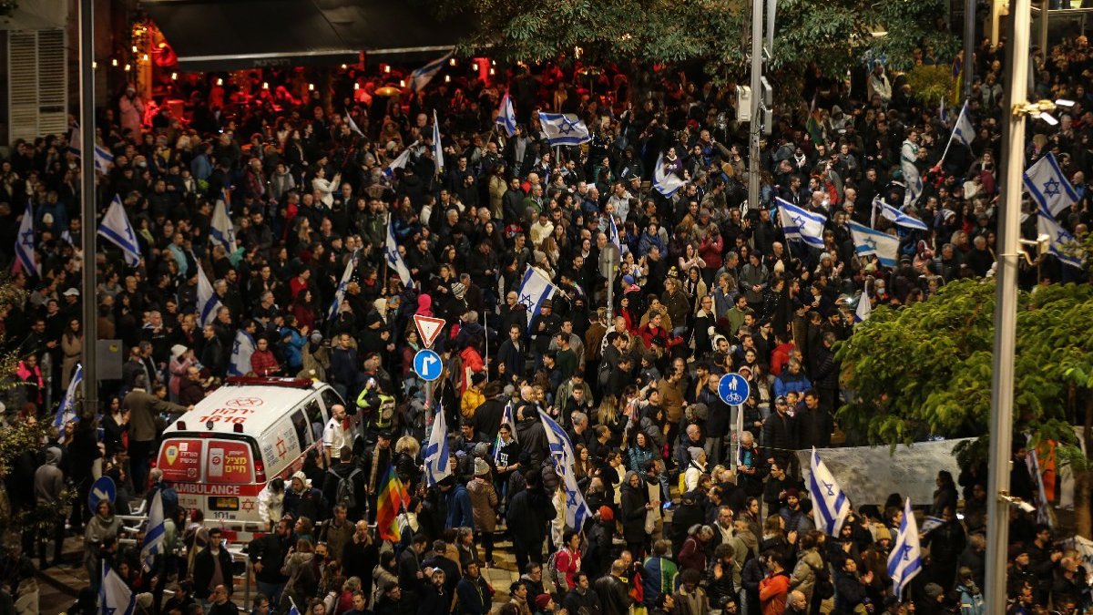 Tel Aviv'de binlerce kişi aşırı sağcı Netanyahu hükümetini protesto etti