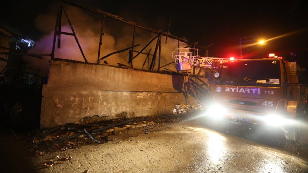 Depo olarak kullanılan binada çıkan yangın hasara neden oldu