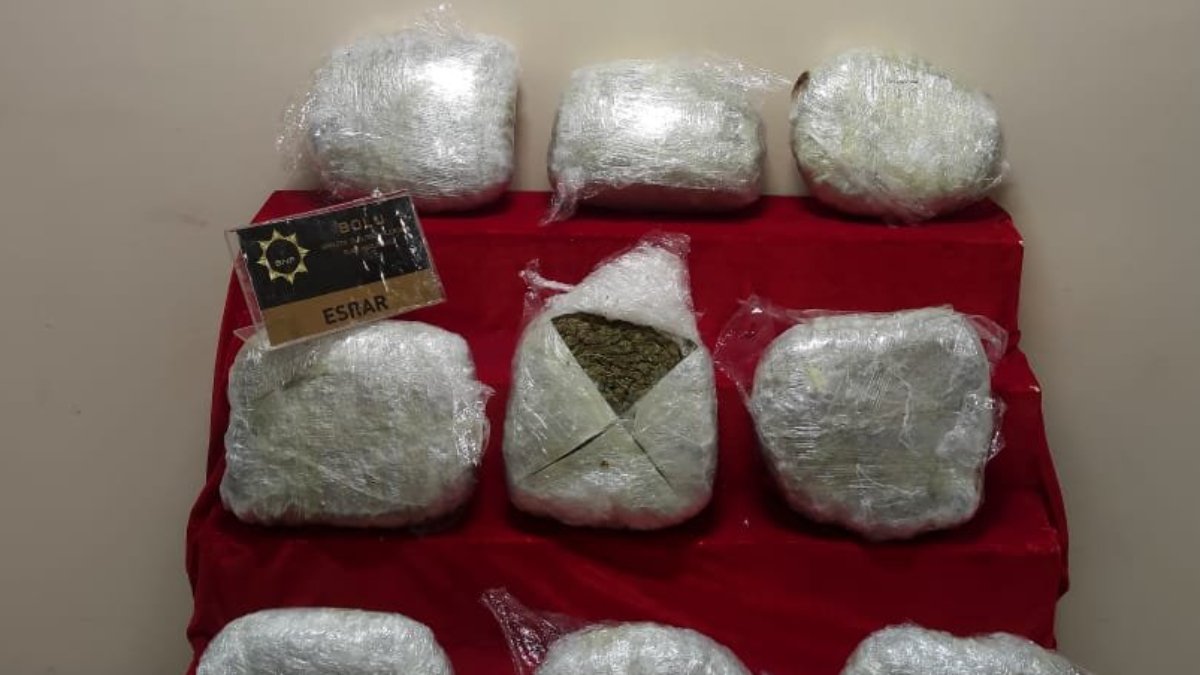 Minibüsten kilolarca esrar çıktı