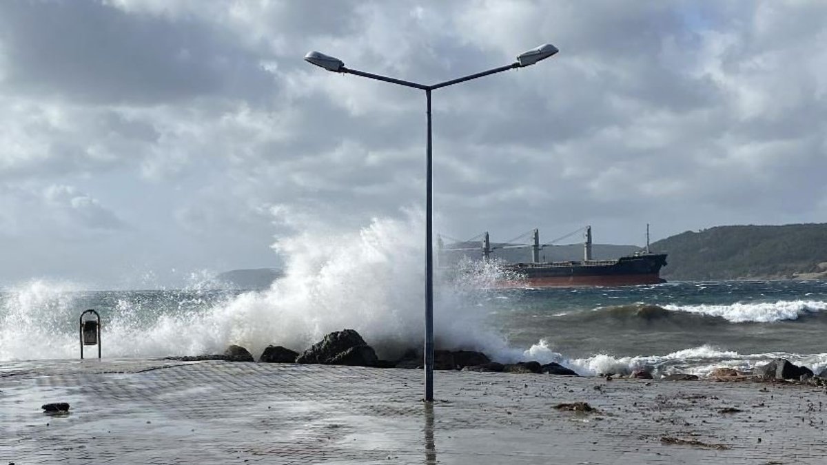 Çanakkale'de fırtına deniz ulaşımını durdurdu