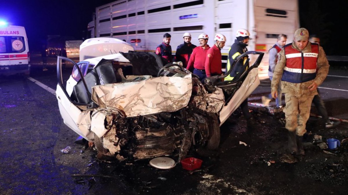 Şanlıurfa'da 'U' dönüşü yapan çekiciye otomobil çarptı: 4 ölü