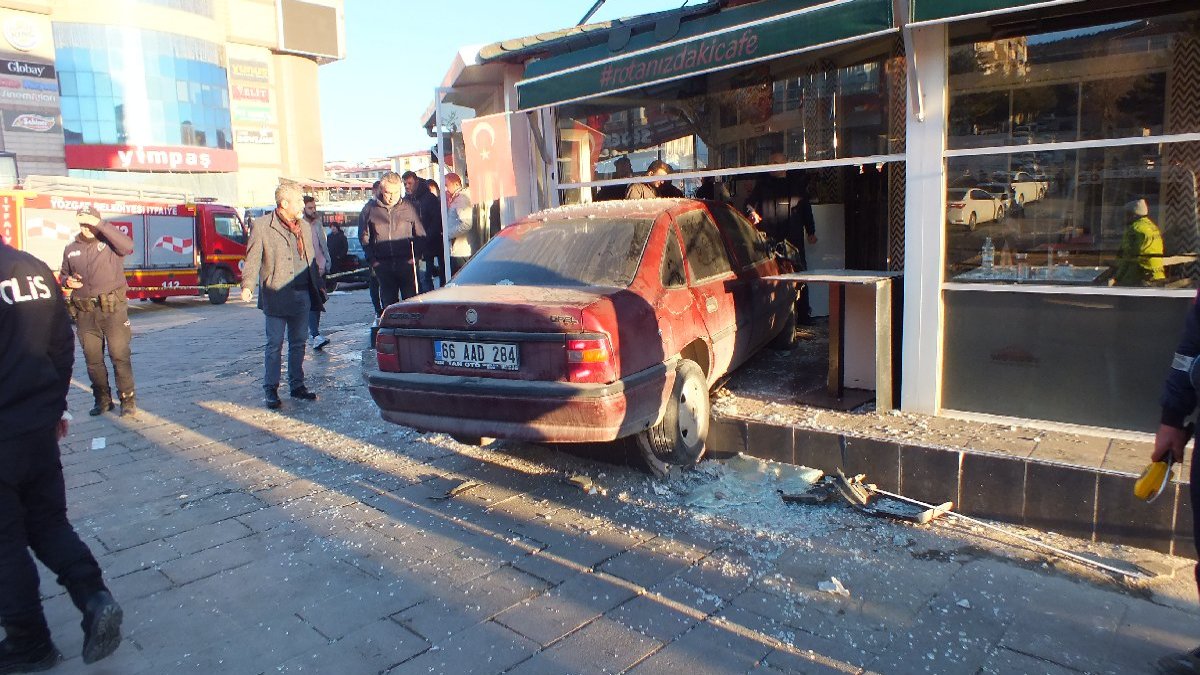 Kontrolden çıkan otomobil kafeye girdi