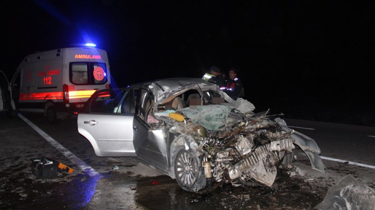Aksaray'da otomobil, kamyona çarptı: 3 ölü, 1 ağır yaralı