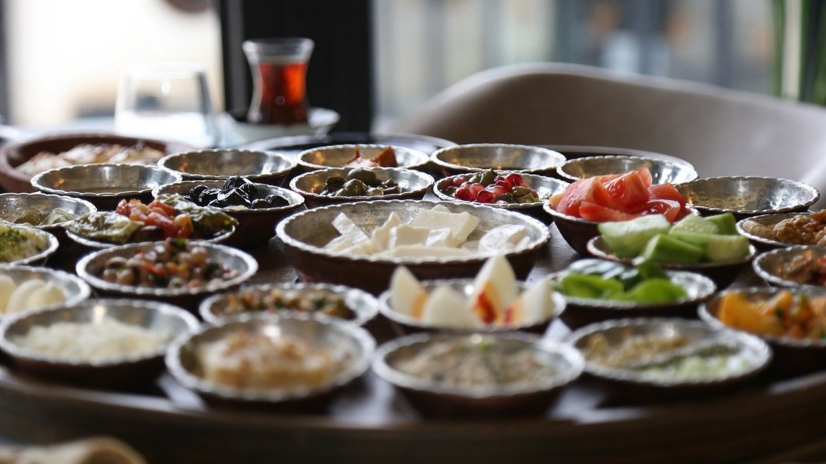 AKP’li belediyenin milyonluk yemek ve kahvaltı ihalesi tepki çekti...