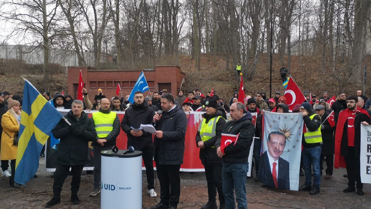 İsveç'te terör örgütü destekçilerinin provokasyonu protesto edildi