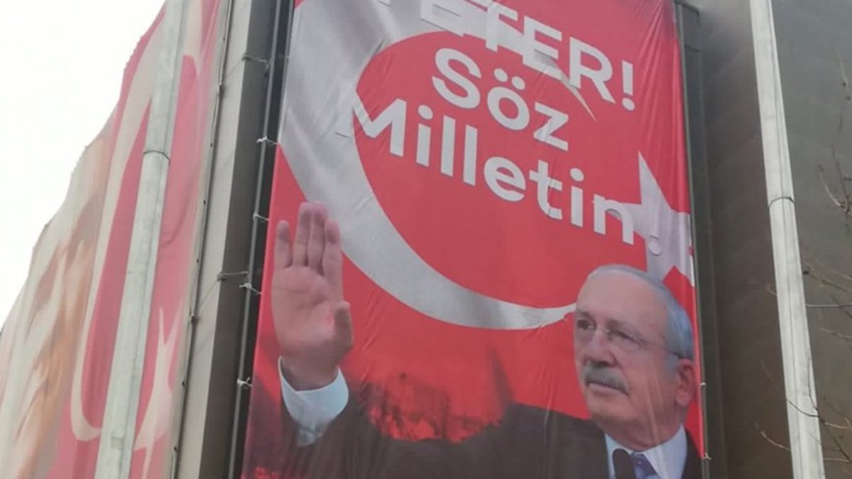 CHP İstanbul İl Başkanlığı'na 'Yeter! Söz Milletin' pankartı