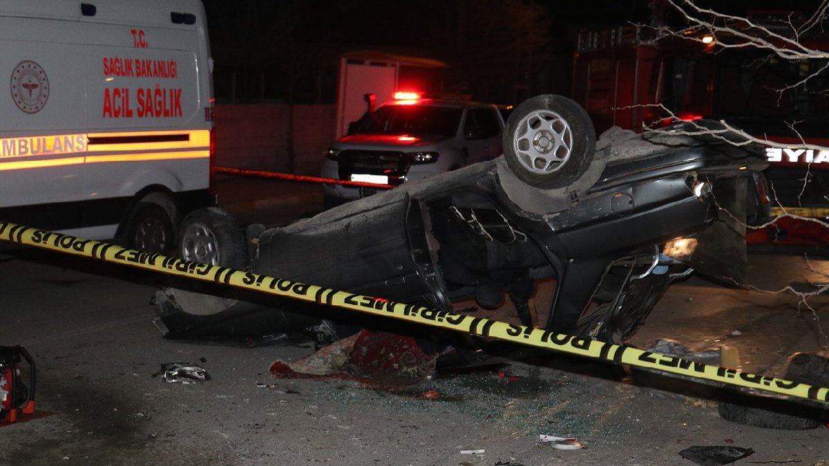 Erzincan'da feci kaza! Ölü ve yaralılar var