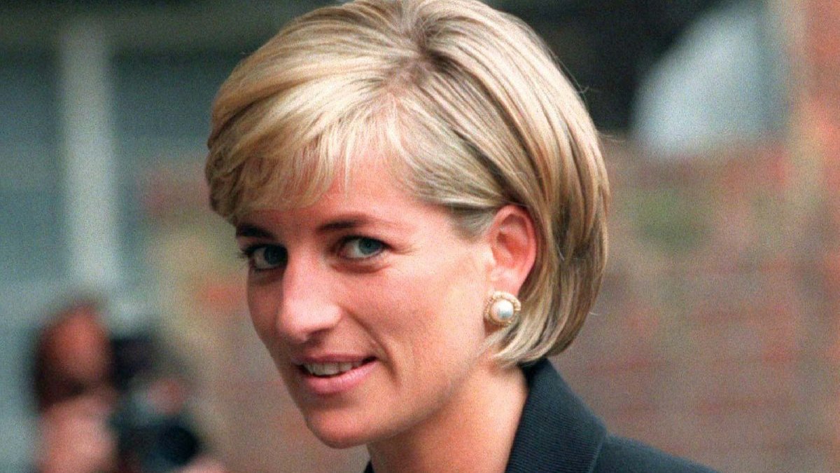 Prenses Diana'nın ikonik elbisesi 11,4 milyon TL'ye alıcı buldu